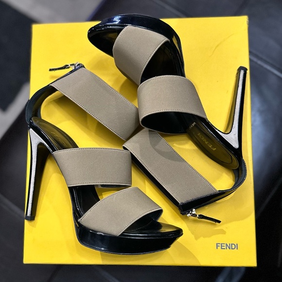 Stunning FENDI Vernice Elastico Heels! - Picture 4 of 13